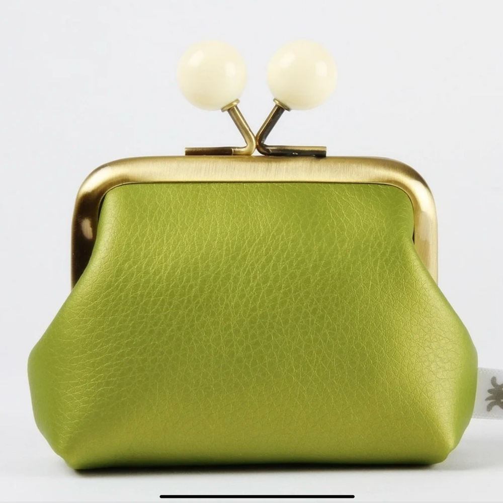 Extraordinary Green Faux Leather Clasp Purse - Picture 2 of 5